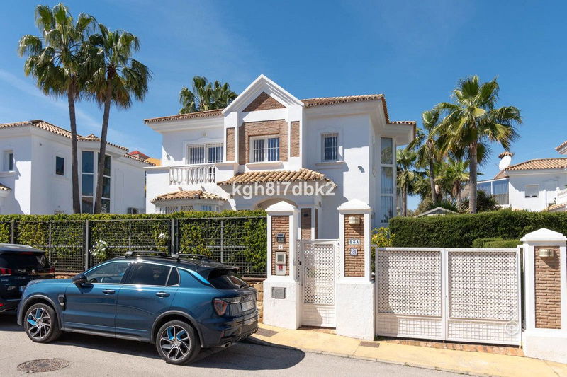 Detached Villa in Estepona, Costa del Sol – 4 beds – 995000 €