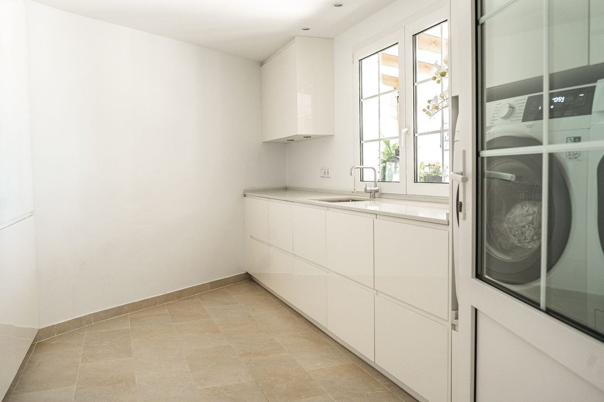 Detached Villa in Benalmadena, Costa del Sol – 4 beds – 2695000 € - photo 54 of 73
