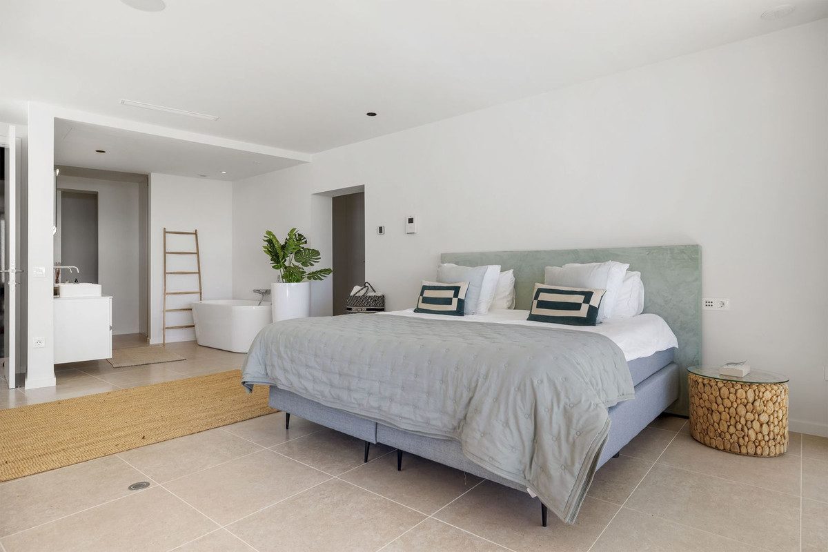 Detached Villa in Benahavís, Costa del Sol – 5 beds – 4950000 € - photo 21 of 42