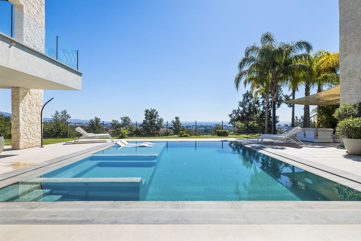 Detached Villa in Benahavís, Costa del Sol – 5 beds – 4950000 € - photo 35 of 42