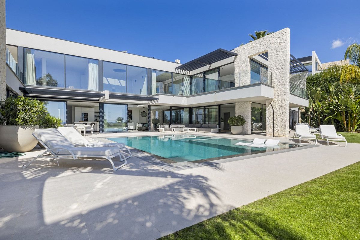 Detached Villa in Benahavís, Costa del Sol – 5 beds – 4950000 € - photo 41 of 42