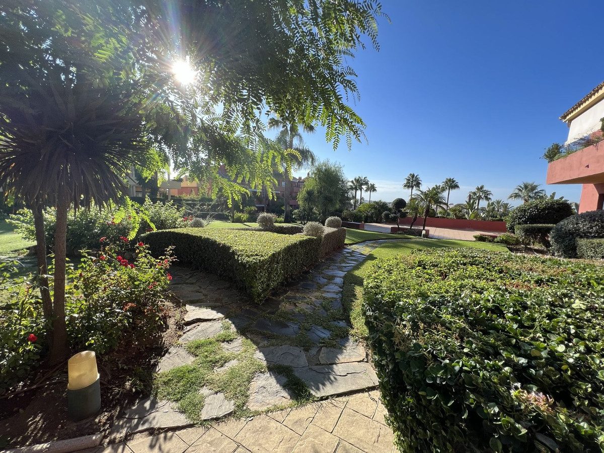 Ground Floor Apartment in Estepona, Costa del Sol – 2 beds – 335000 € - photo 3 of 12