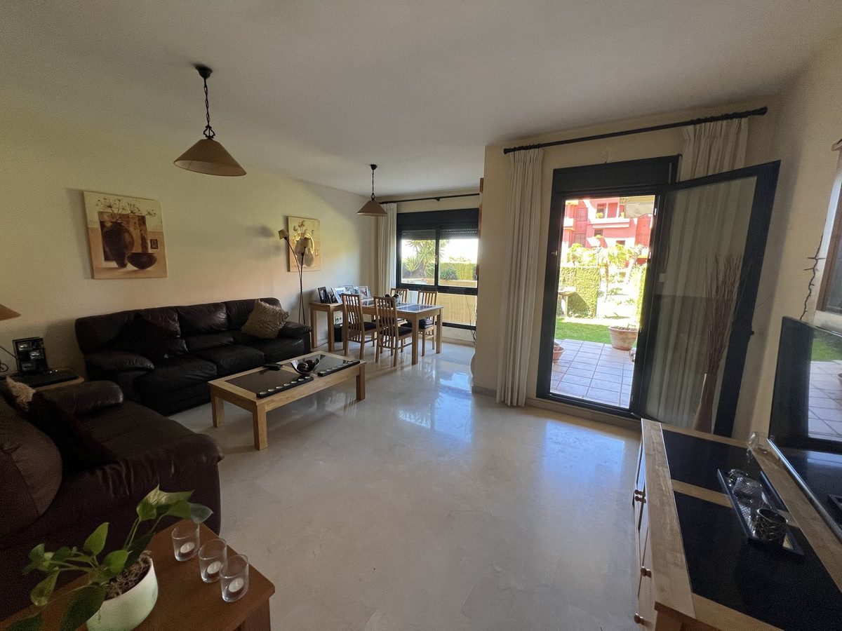 Ground Floor Apartment in Estepona, Costa del Sol – 2 beds – 335000 € - photo 5 of 12