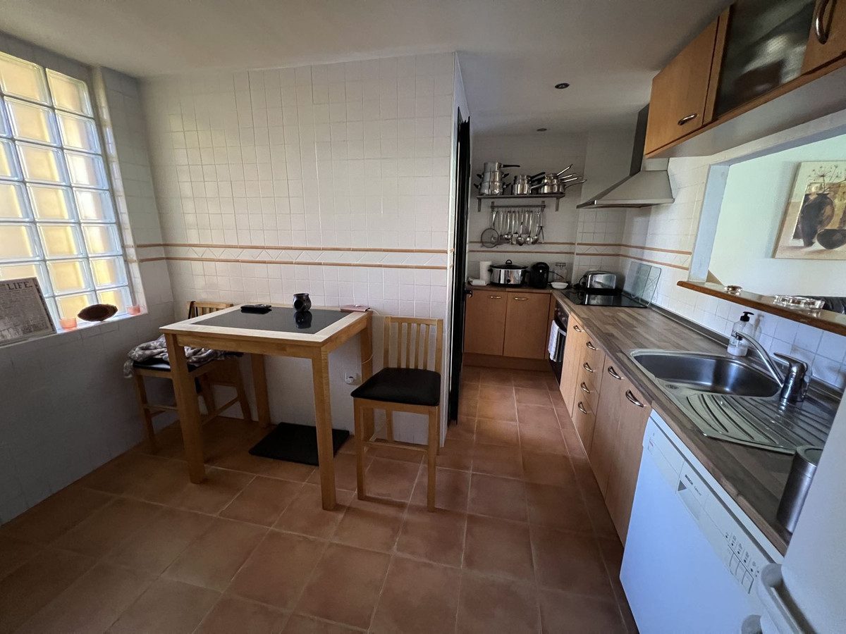 Ground Floor Apartment in Estepona, Costa del Sol – 2 beds – 335000 € - photo 6 of 12