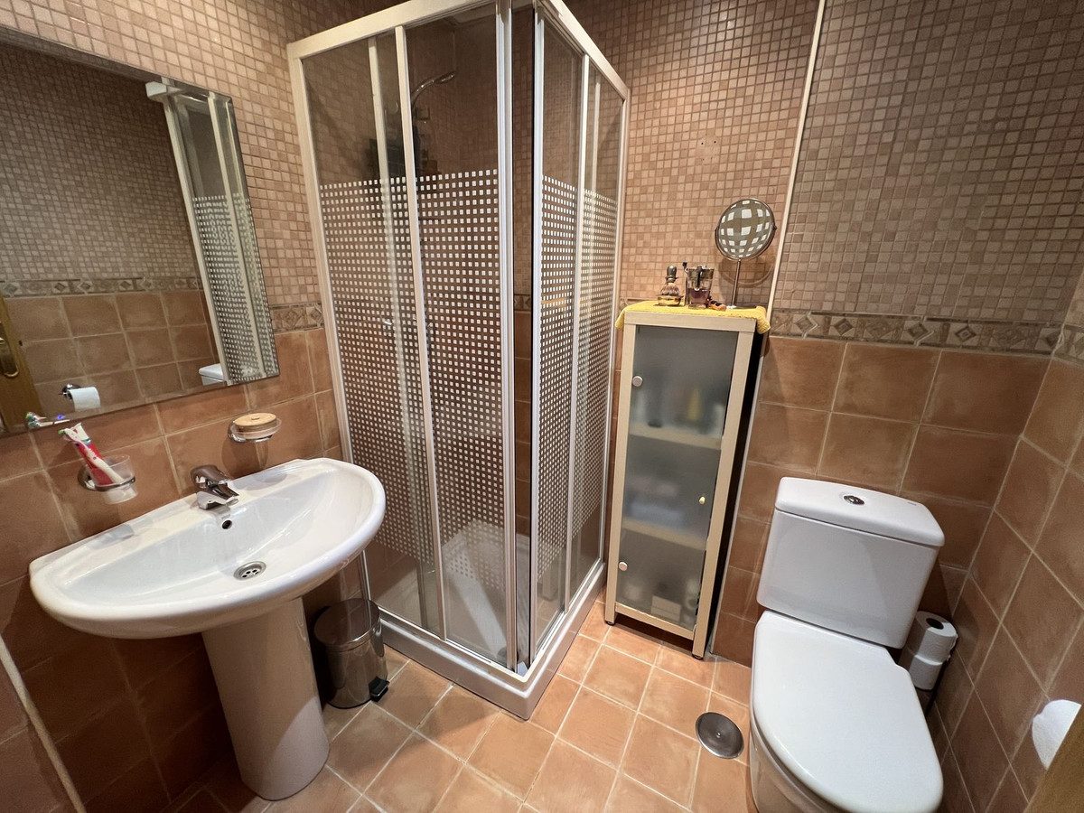 Ground Floor Apartment in Estepona, Costa del Sol – 2 beds – 335000 € - photo 9 of 12