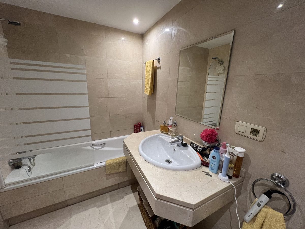 Ground Floor Apartment in Estepona, Costa del Sol – 2 beds – 335000 € - photo 11 of 12