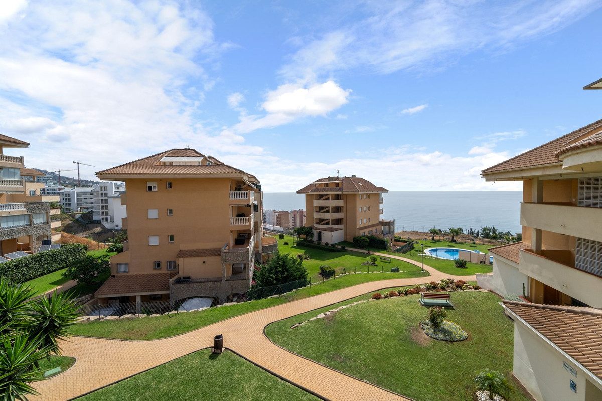 Middle Floor Apartment in Fuengirola, Costa del Sol – 3 beds – 480000 € - photo 2 of 29