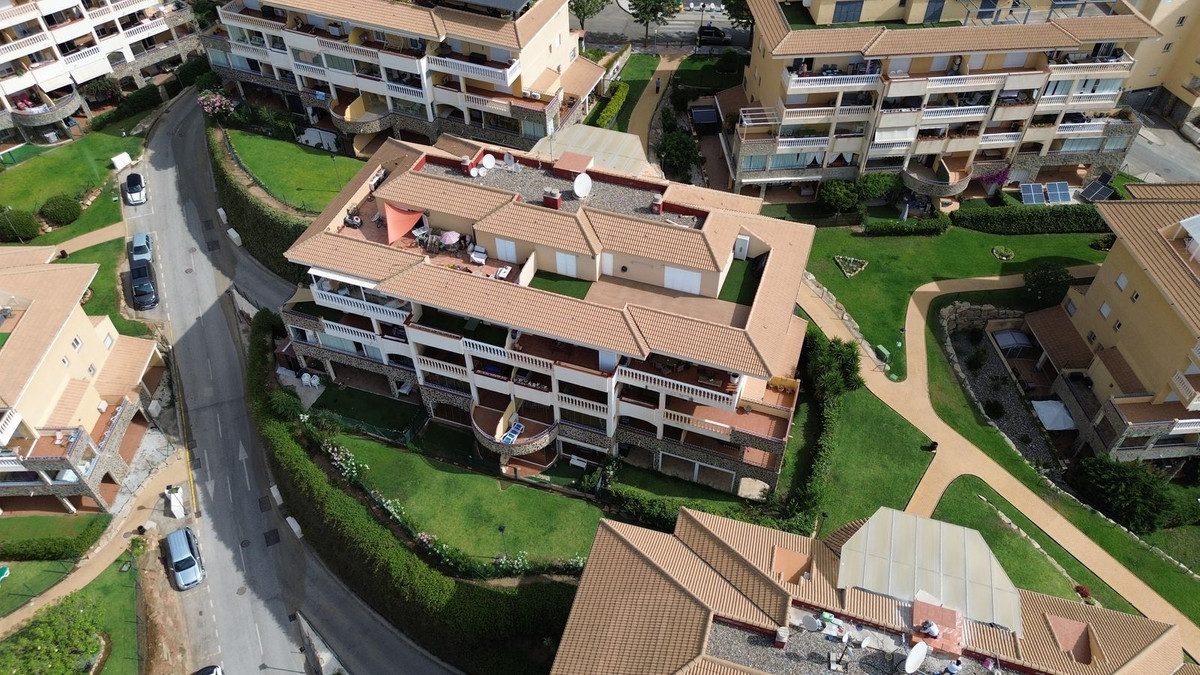 Middle Floor Apartment in Fuengirola, Costa del Sol – 3 beds – 480000 € - photo 5 of 29