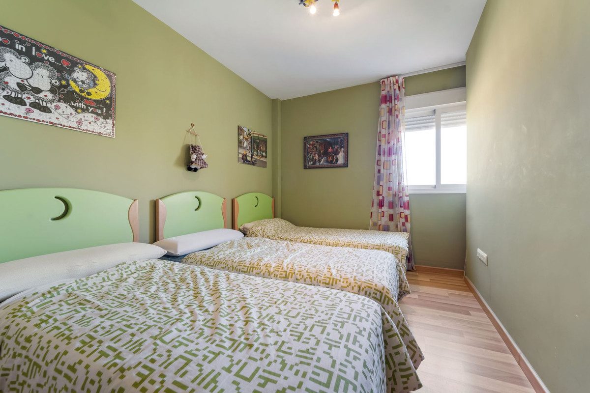 Middle Floor Apartment in Fuengirola, Costa del Sol – 3 beds – 480000 € - photo 10 of 29