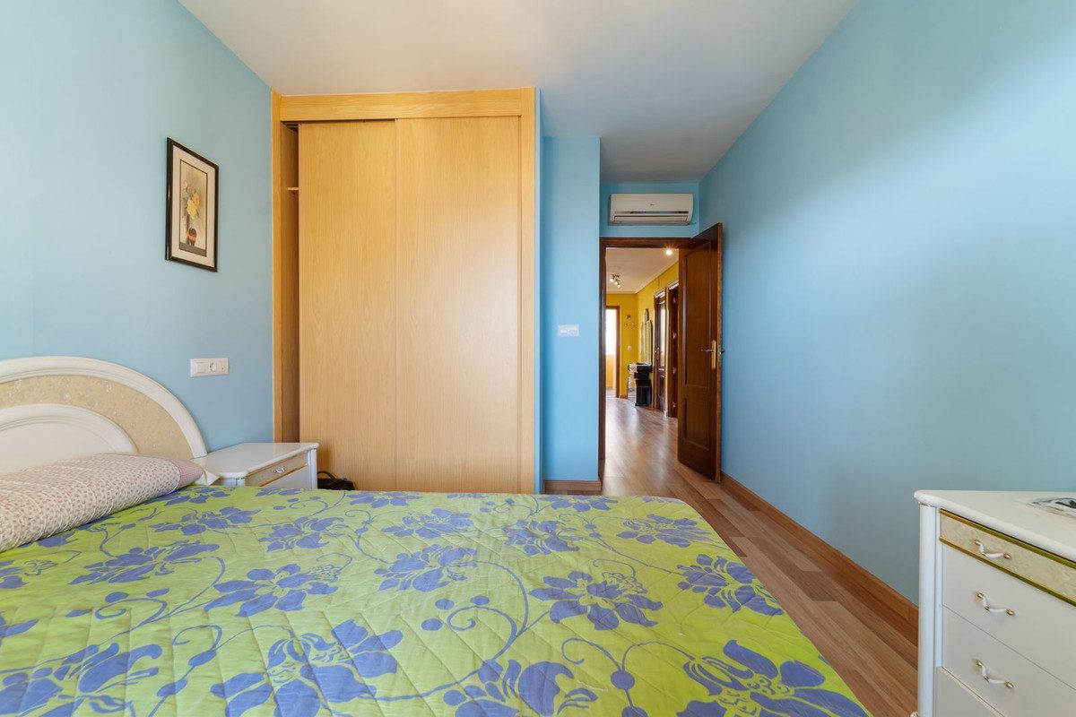 Middle Floor Apartment in Fuengirola, Costa del Sol – 3 beds – 480000 € - photo 12 of 29