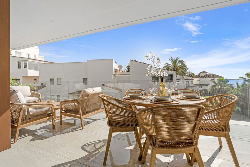 Middle Floor Apartment in Estepona, Costa del Sol – 2 beds – 1350000 €