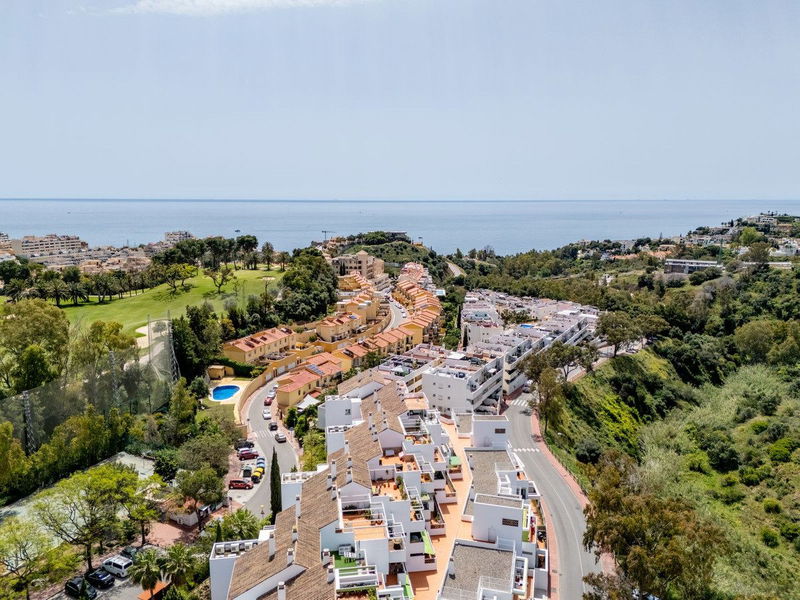 Middle Floor Apartment in Benalmadena, Costa del Sol – 2 beds – 390000 €