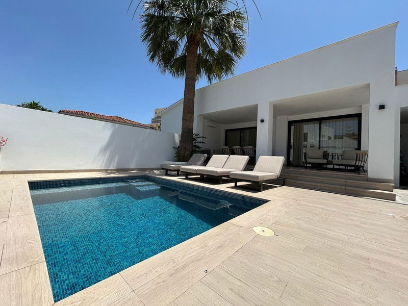 Detached Villa in Benalmadena, Costa del Sol – 7 beds – 1299000 €