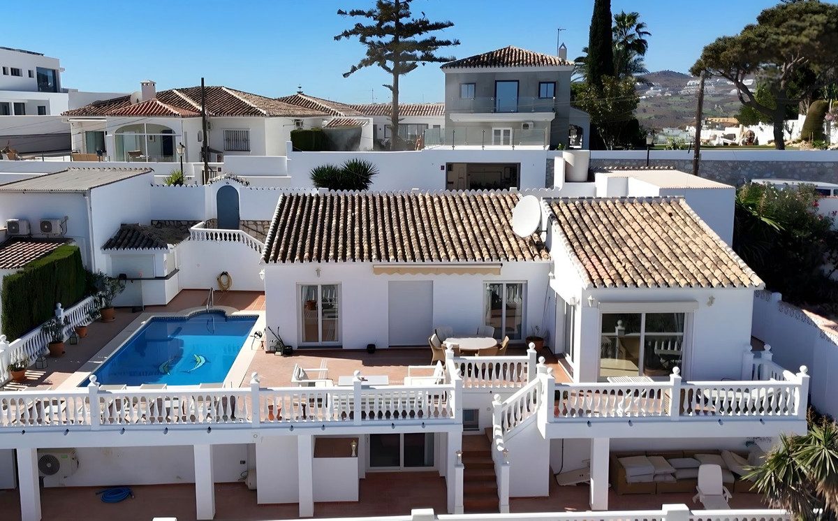 Detached Villa in Mijas, Costa del Sol – 4 beds – 995000 € - photo 1 of 26