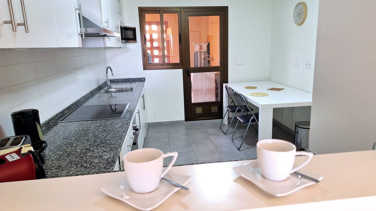 Middle Floor Apartment in Torremolinos, Costa del Sol – 2 beds – 350000 € - photo 10 of 25