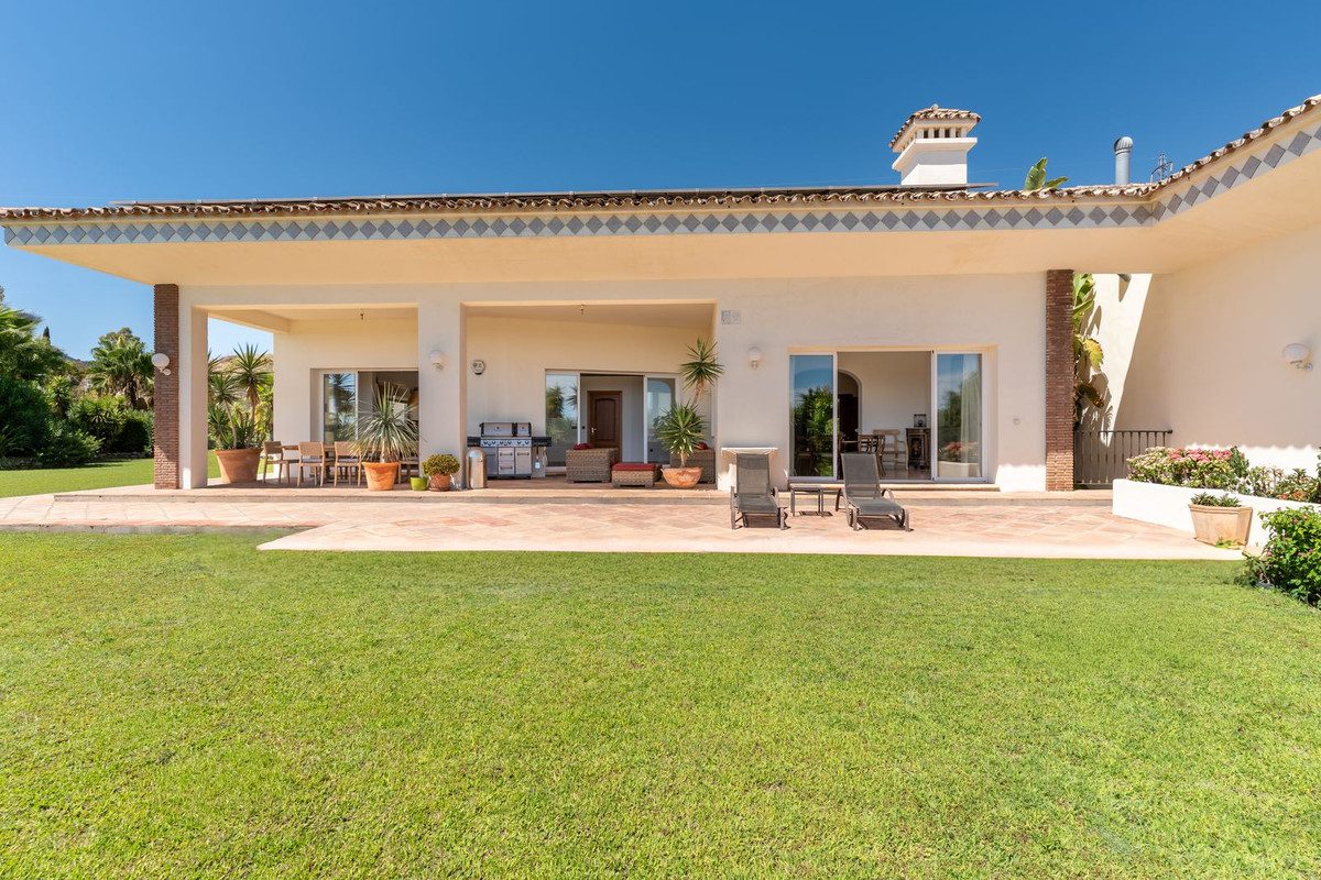Detached Villa in Benahavís, Costa del Sol – 5 beds – 5250000 € - photo 15 of 56