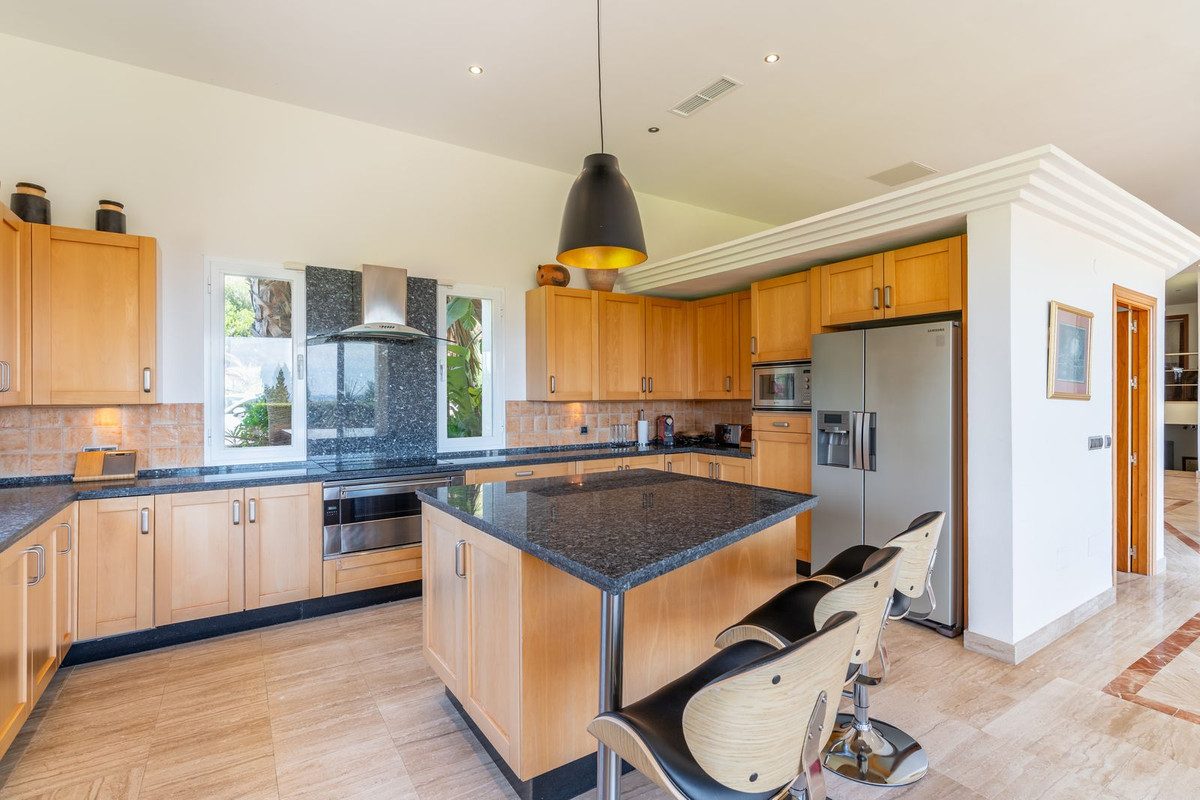 Detached Villa in Benahavís, Costa del Sol – 5 beds – 5250000 € - photo 18 of 56