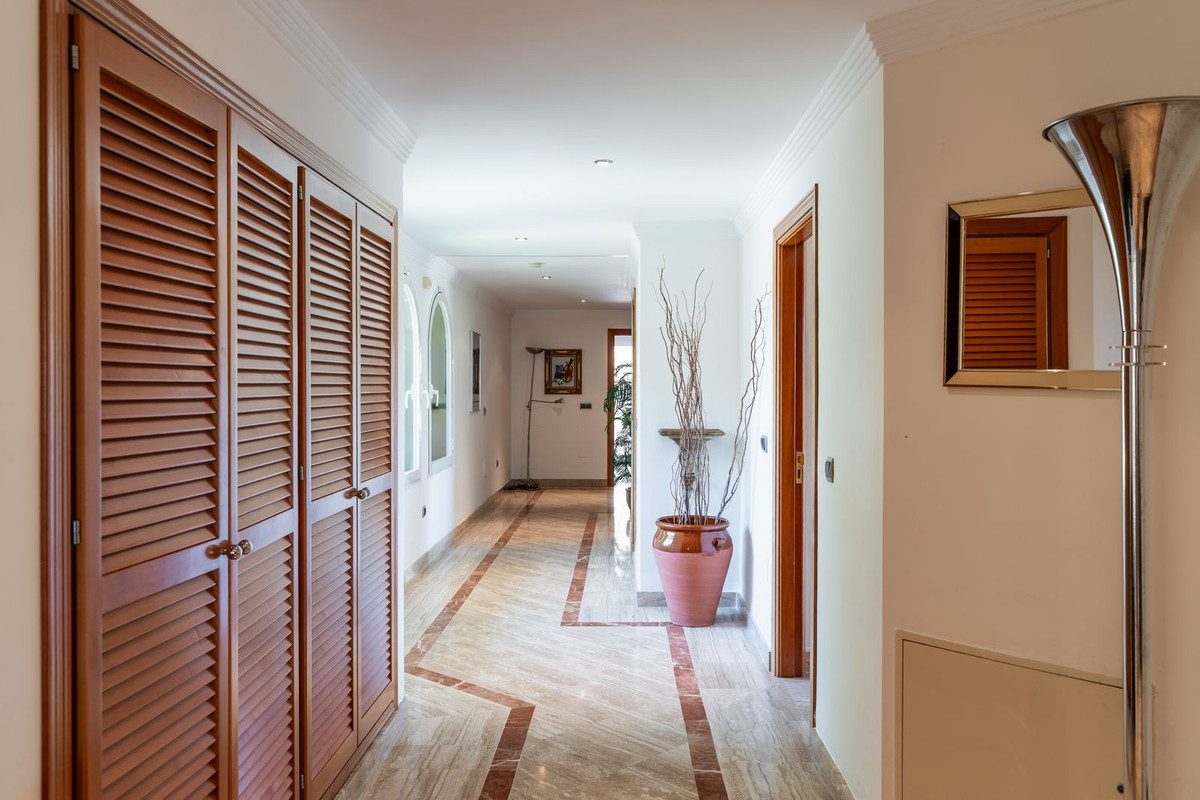 Detached Villa in Benahavís, Costa del Sol – 5 beds – 5250000 € - photo 29 of 56