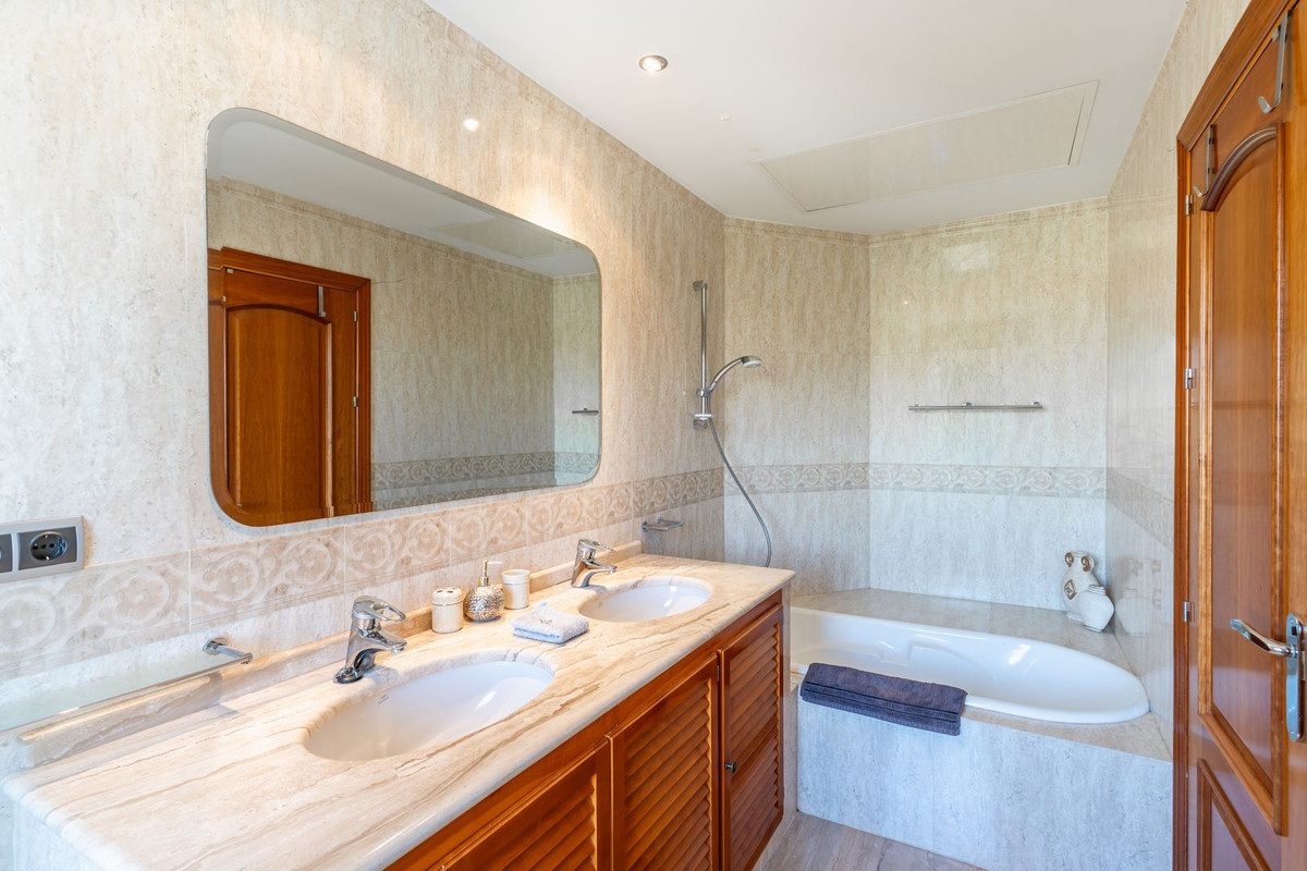 Detached Villa in Benahavís, Costa del Sol – 5 beds – 5250000 € - photo 34 of 56