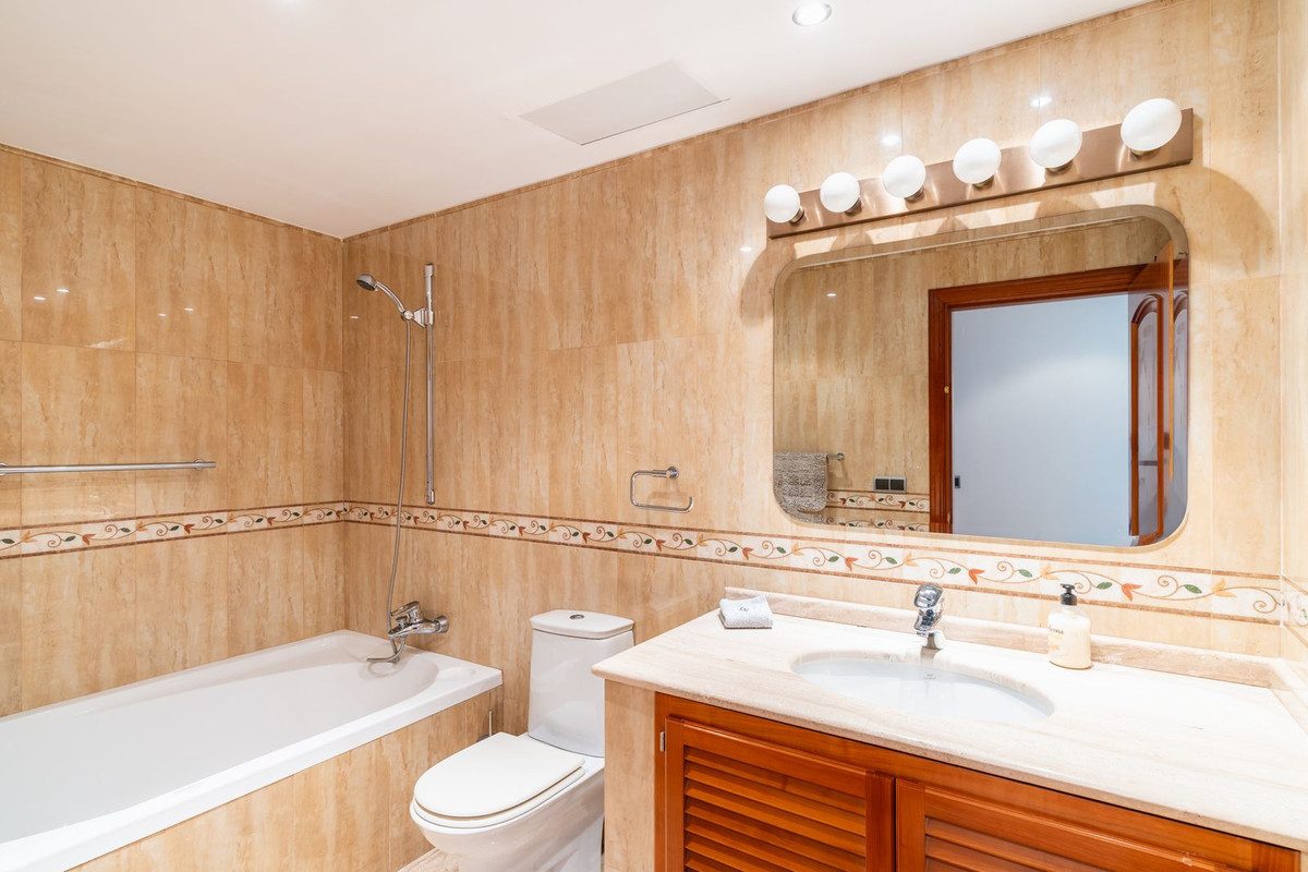 Detached Villa in Benahavís, Costa del Sol – 5 beds – 5250000 € - photo 39 of 56