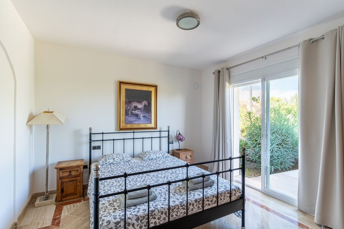 Detached Villa in Benahavís, Costa del Sol – 5 beds – 5250000 € - photo 40 of 56