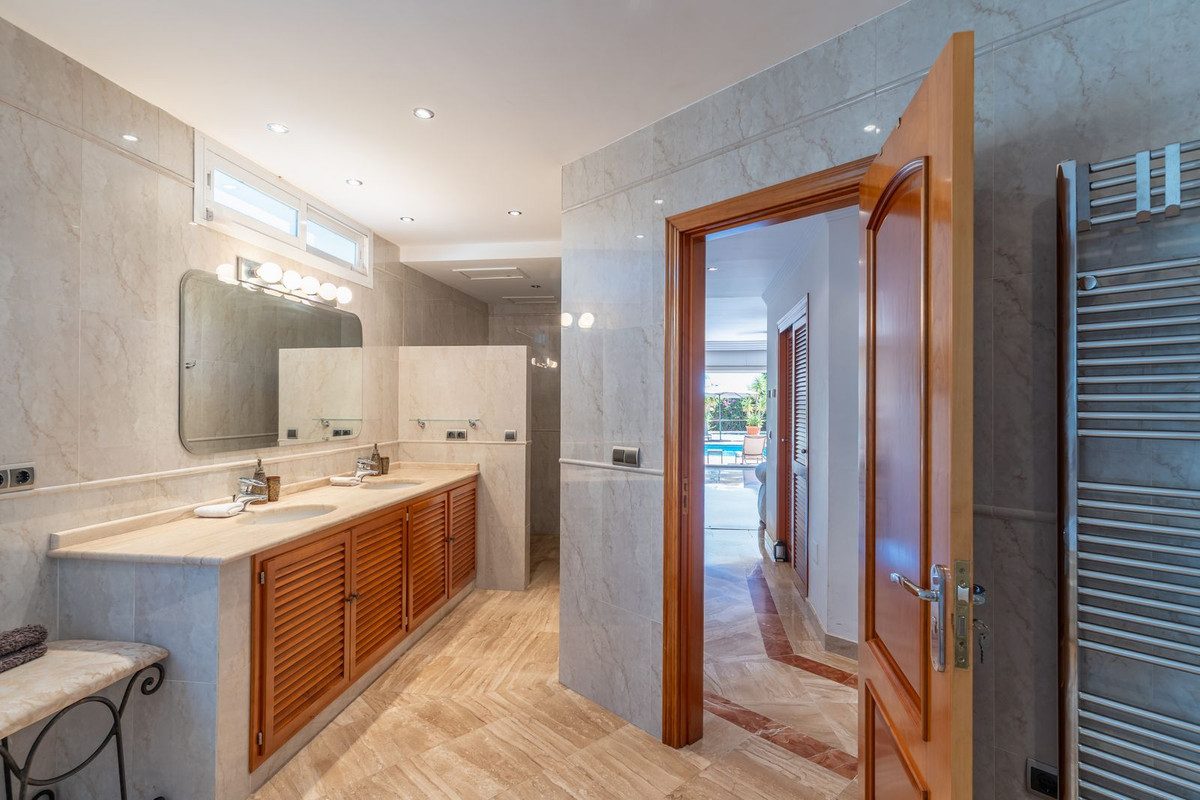 Detached Villa in Benahavís, Costa del Sol – 5 beds – 5250000 € - photo 42 of 56