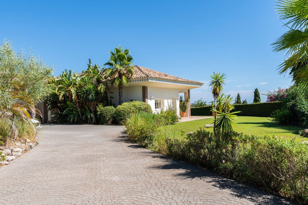 Detached Villa in Benahavís, Costa del Sol – 5 beds – 5250000 € - photo 54 of 56