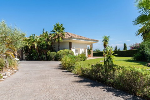 Detached Villa in Benahavís, Costa del Sol – 5 beds – 5250000 € - photo 54 of 56