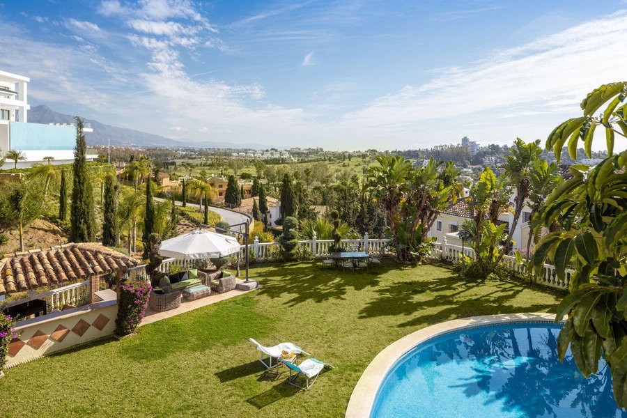 Detached Villa in El Paraiso, Costa del Sol – 6 beds – 1950000 € - photo 1 of 26