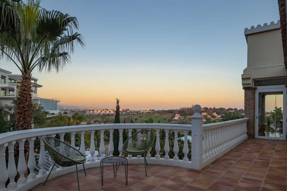 Detached Villa in El Paraiso, Costa del Sol – 6 beds – 1950000 € - photo 2 of 26
