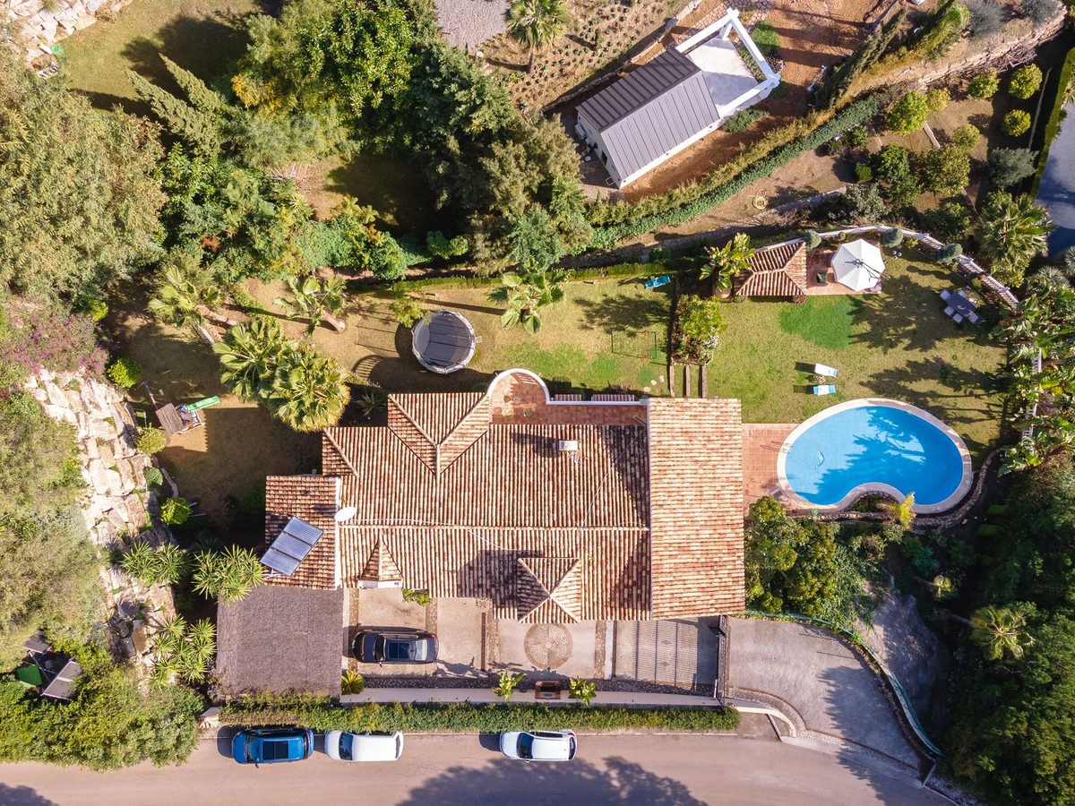 Detached Villa in El Paraiso, Costa del Sol – 6 beds – 1950000 € - photo 3 of 26
