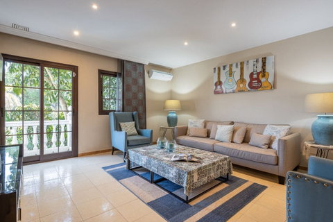Detached Villa in El Paraiso, Costa del Sol – 6 beds – 1950000 € - photo 4 of 26