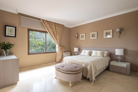 Detached Villa in El Paraiso, Costa del Sol – 6 beds – 1950000 € - photo 6 of 26