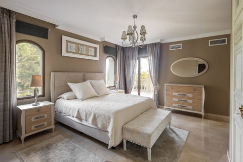 Detached Villa in El Paraiso, Costa del Sol – 6 beds – 1950000 € - photo 10 of 26