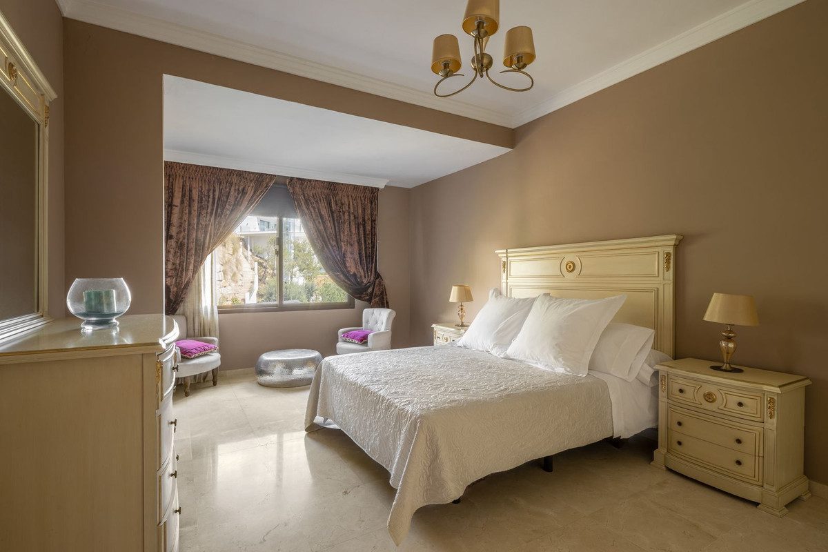 Detached Villa in El Paraiso, Costa del Sol – 6 beds – 1950000 € - photo 12 of 26