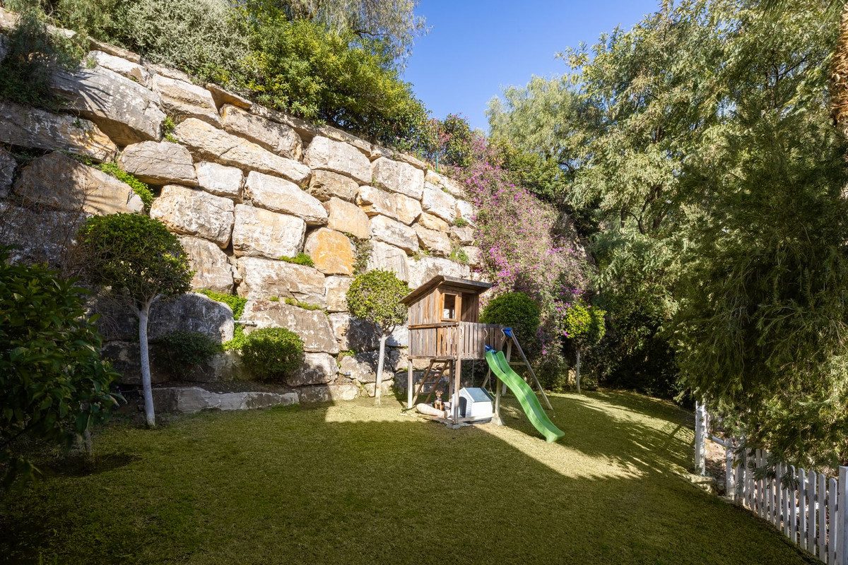 Detached Villa in El Paraiso, Costa del Sol – 6 beds – 1950000 € - photo 16 of 26