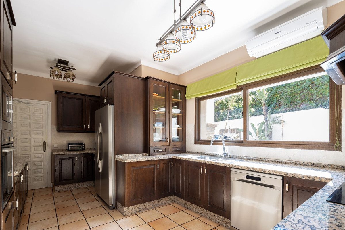 Detached Villa in El Paraiso, Costa del Sol – 6 beds – 1950000 € - photo 17 of 26