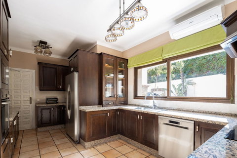 Detached Villa in El Paraiso, Costa del Sol – 6 beds – 1950000 € - photo 17 of 26