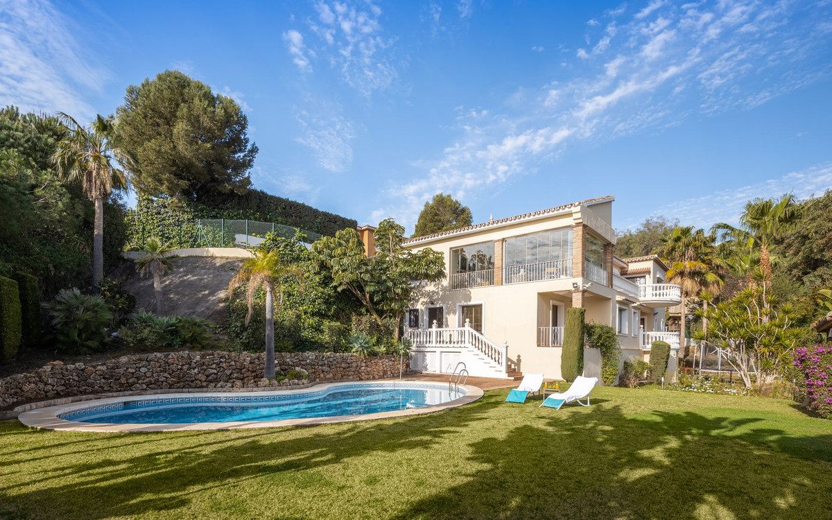 Detached Villa in El Paraiso, Costa del Sol – 6 beds – 1950000 € - photo 18 of 26