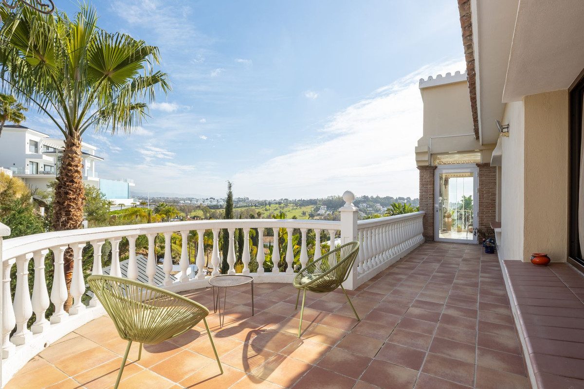 Detached Villa in El Paraiso, Costa del Sol – 6 beds – 1950000 € - photo 22 of 26