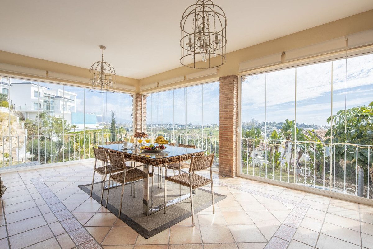 Detached Villa in El Paraiso, Costa del Sol – 6 beds – 1950000 € - photo 25 of 26