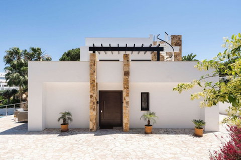 Detached Villa in Marbella, Costa del Sol – 4 beds – 2990000 € - photo 2 of 45