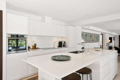 Detached Villa in Marbella, Costa del Sol – 4 beds – 2990000 € - photo 5 of 45