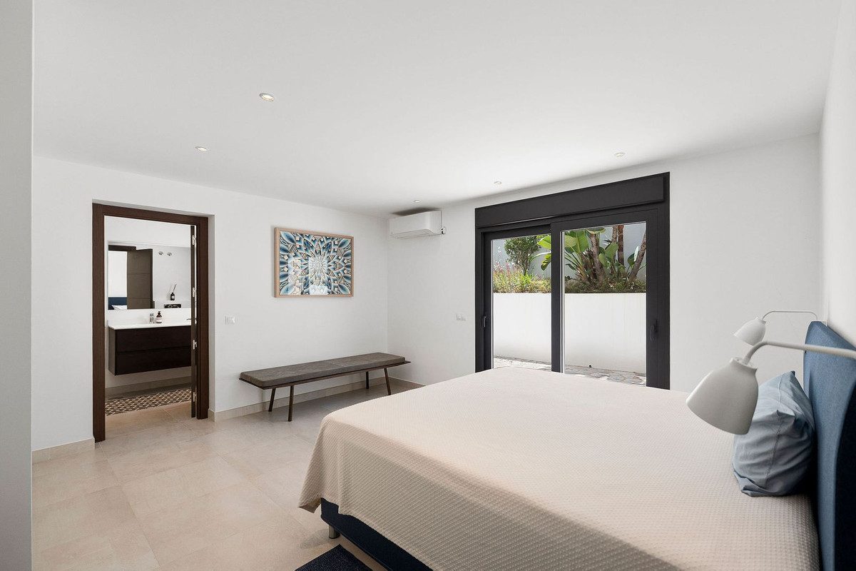 Detached Villa in Marbella, Costa del Sol – 4 beds – 2990000 € - photo 20 of 45