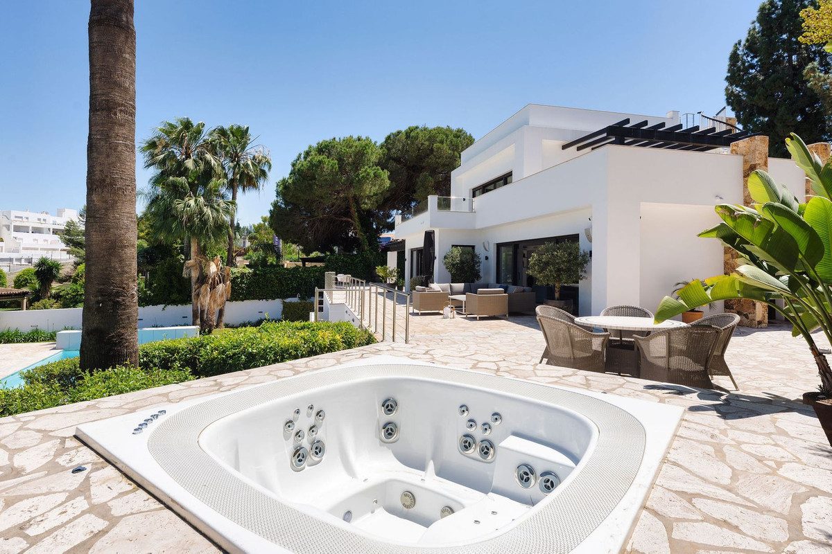 Detached Villa in Marbella, Costa del Sol – 4 beds – 2990000 € - photo 35 of 45