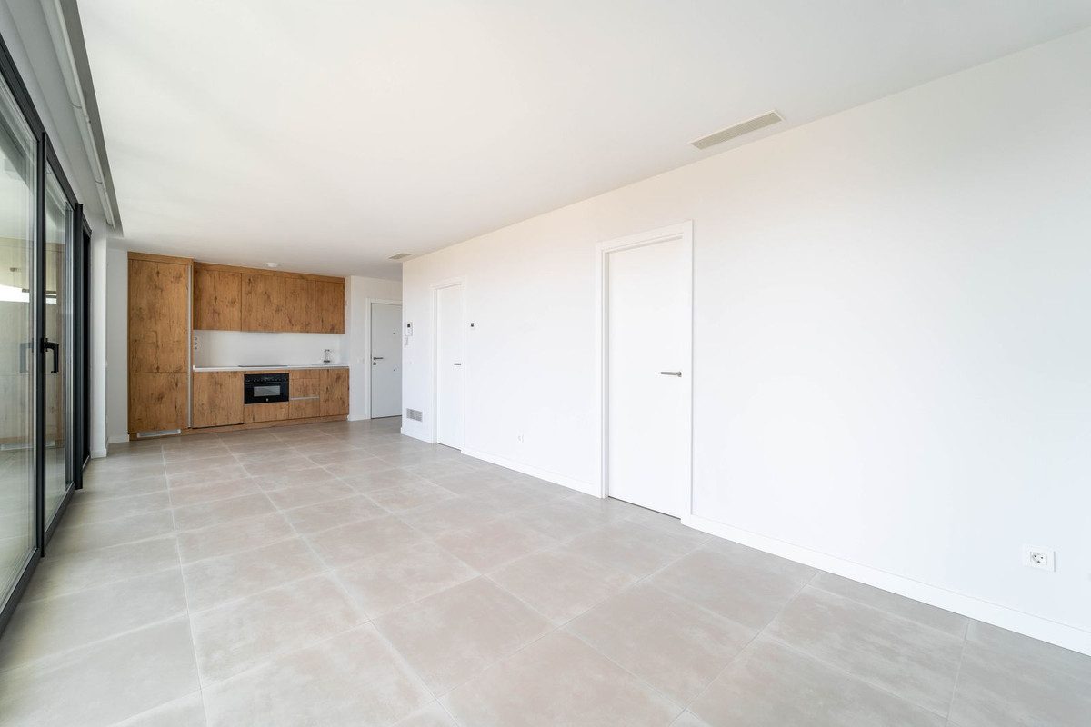 Middle Floor Apartment in Fuengirola, Costa del Sol – 2 beds – 449000 € - photo 3 of 22