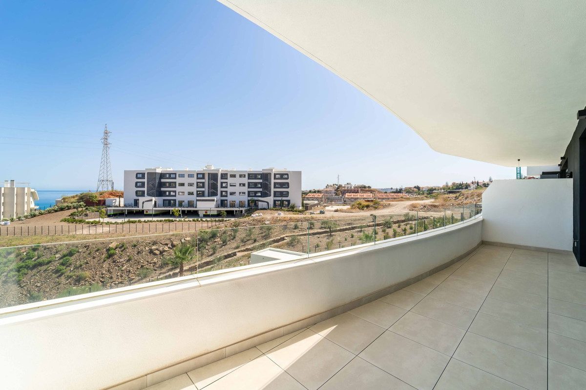 Middle Floor Apartment in Fuengirola, Costa del Sol – 2 beds – 449000 € - photo 5 of 22