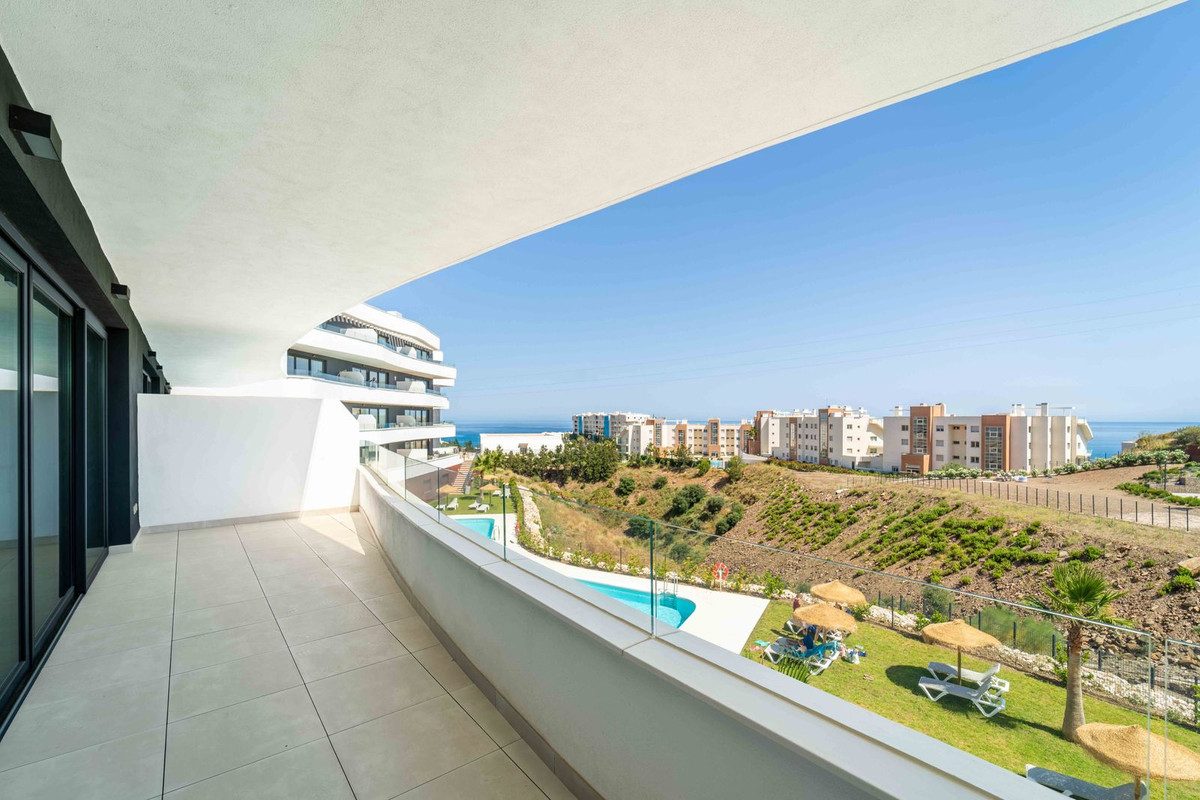 Middle Floor Apartment in Fuengirola, Costa del Sol – 2 beds – 449000 € - photo 6 of 22