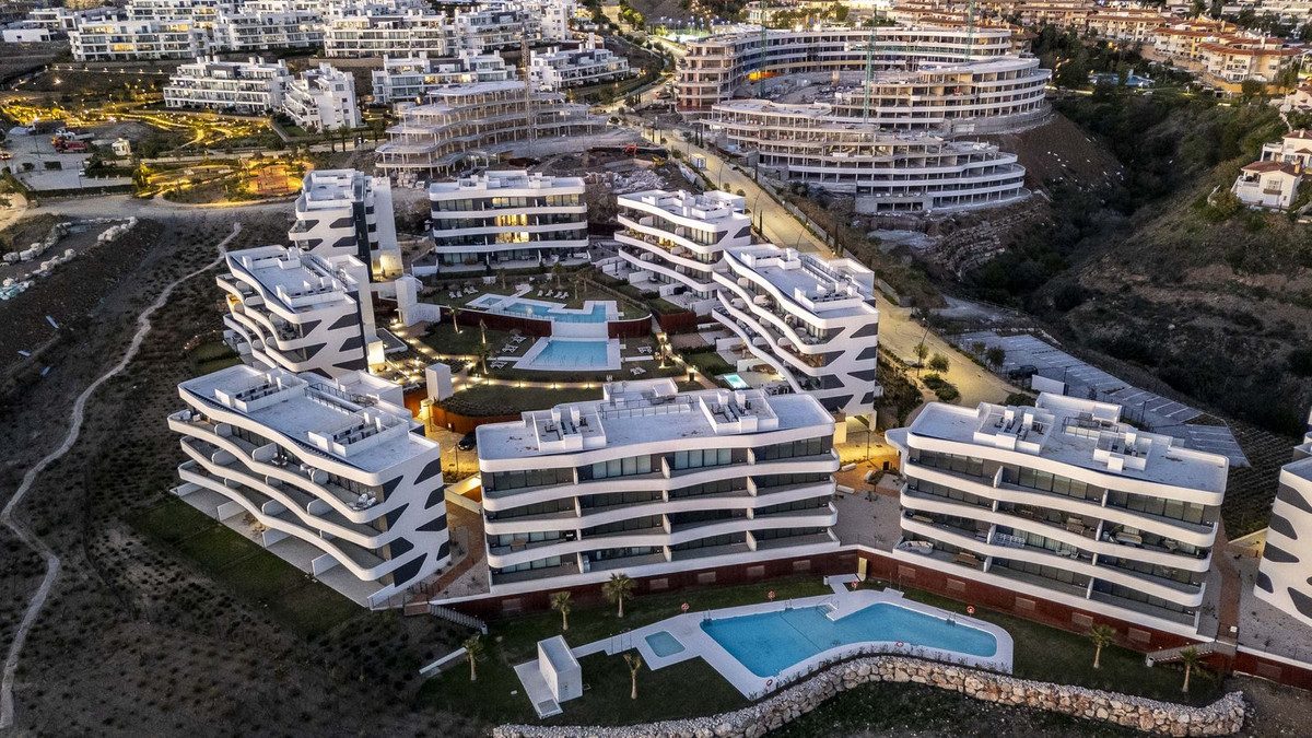 Middle Floor Apartment in Fuengirola, Costa del Sol – 2 beds – 449000 € - photo 7 of 22