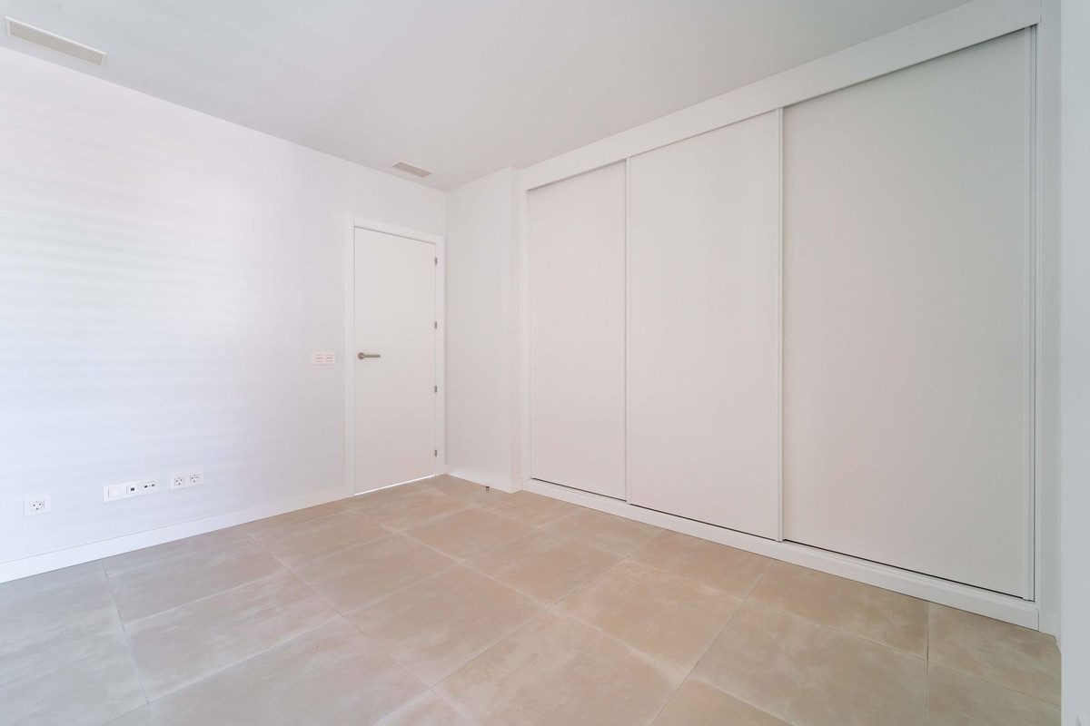 Middle Floor Apartment in Fuengirola, Costa del Sol – 2 beds – 449000 € - photo 15 of 22